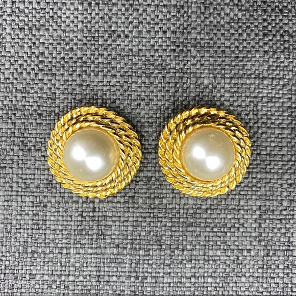 Vintage Gold Circle w/ Pearl Center Clip Ons - Picture 4 of 6